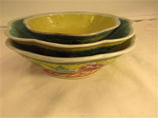 ANTIQUE SET OF 3 MADE IN CHINA HAND PAINTED SCALLOPED BOWLS